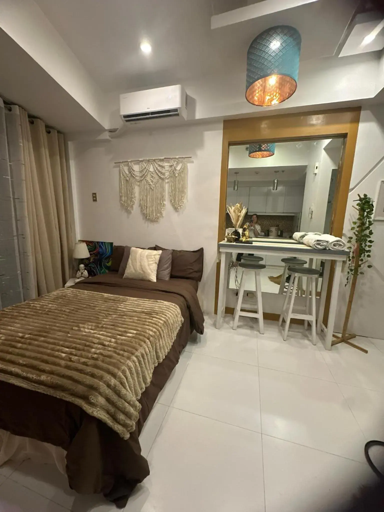 Bed in One Bedroom with Netflix at Legaspi Village Makati